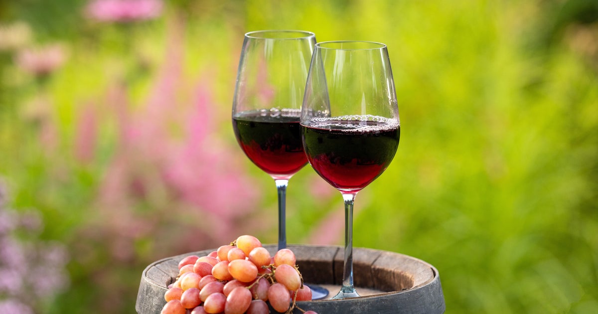 なぜ赤ワインは「長寿」と結びつけられてきたのか。複雑すぎる「少量の飲酒の影響」