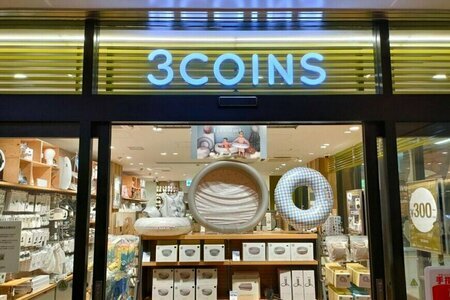 「上向き・下向きからチョイス」3COINSの880円「車用スマホホルダー」「片手で設置できる」買って正解！の声（LIMO）