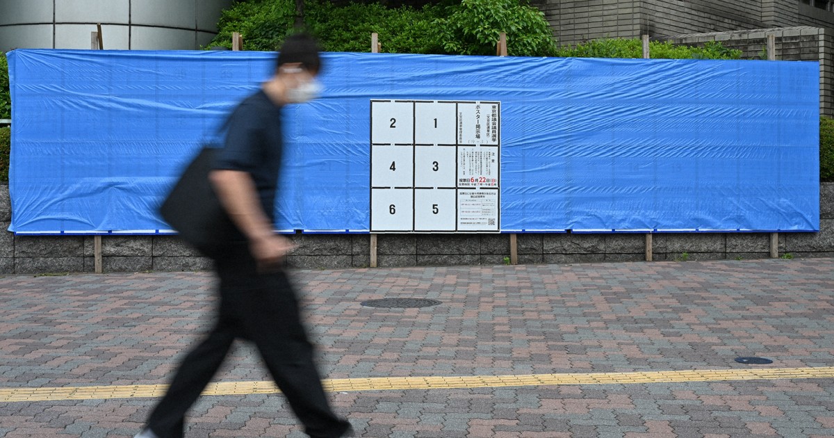 「半分以上青い」選挙掲示板 「ジャック」に備え？ 都議選、参院選