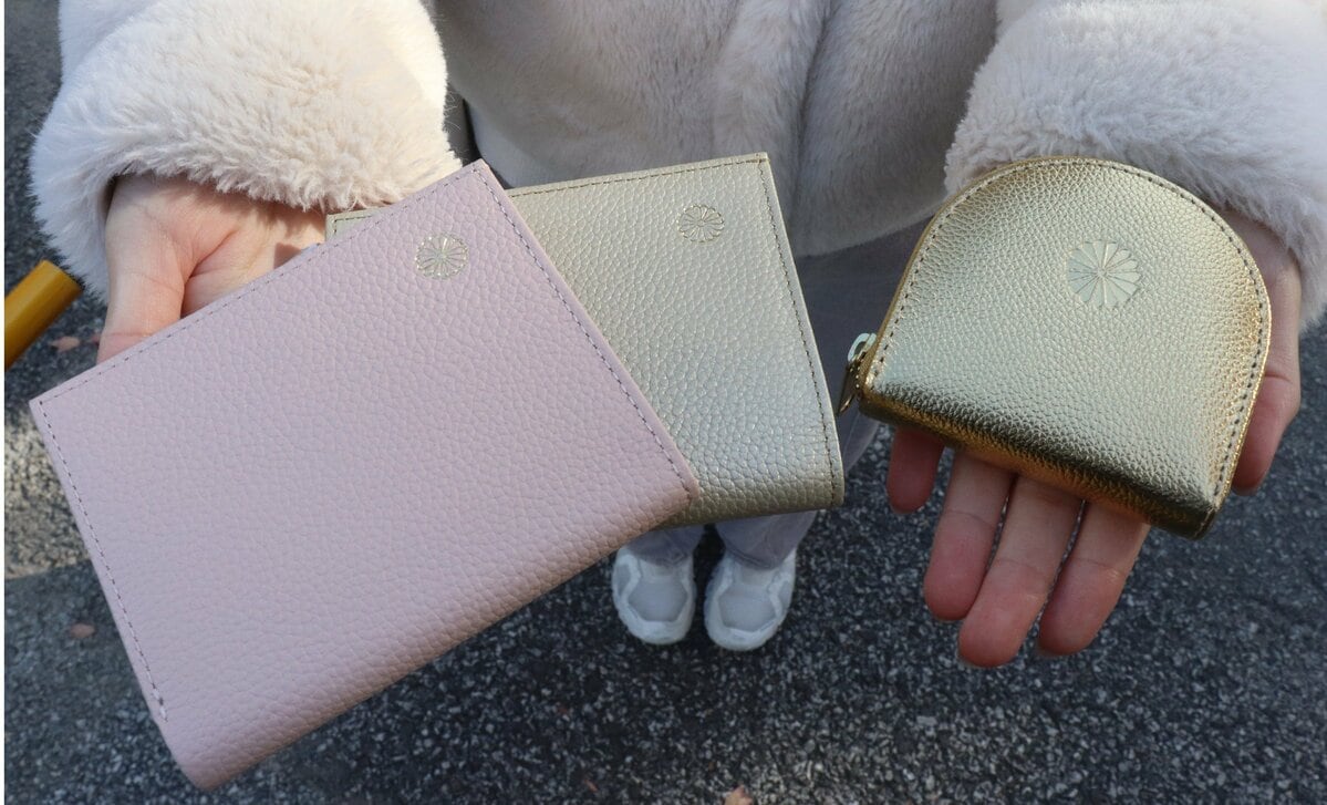 皇居開門前に100人超の行列 お目当ては知る人ぞ知る「皇居財布」 爆発的人気の魅力とは