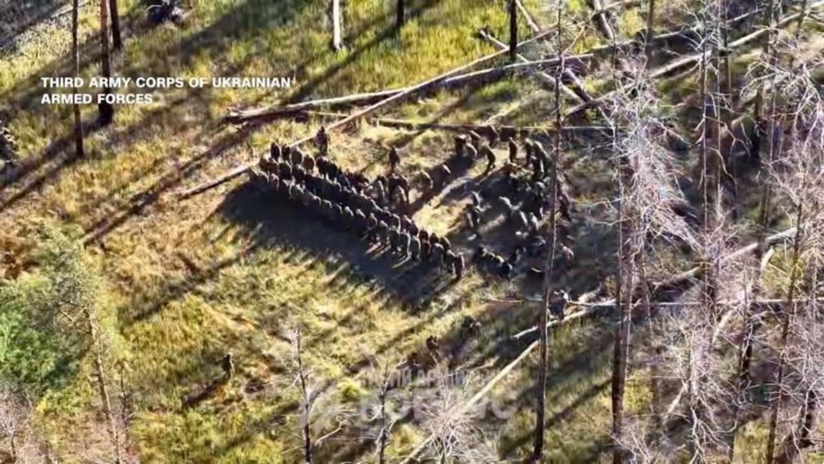ウクライナが大胆な作戦、ロシア兵250人あまり投降 前線背後にロボット投下、「トロイの木馬」も