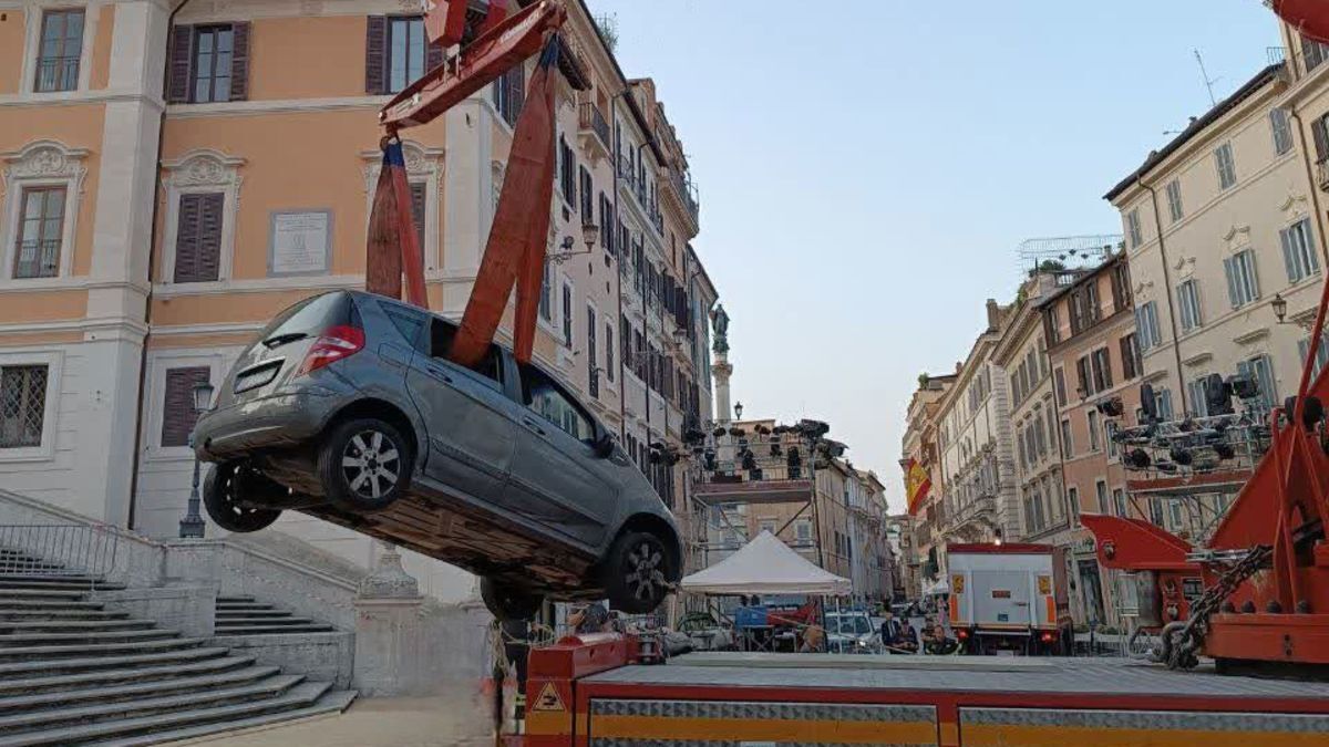 ローマのスペイン階段を車で走行、８０歳ドライバー「曲がる角間違えた」 イタリア