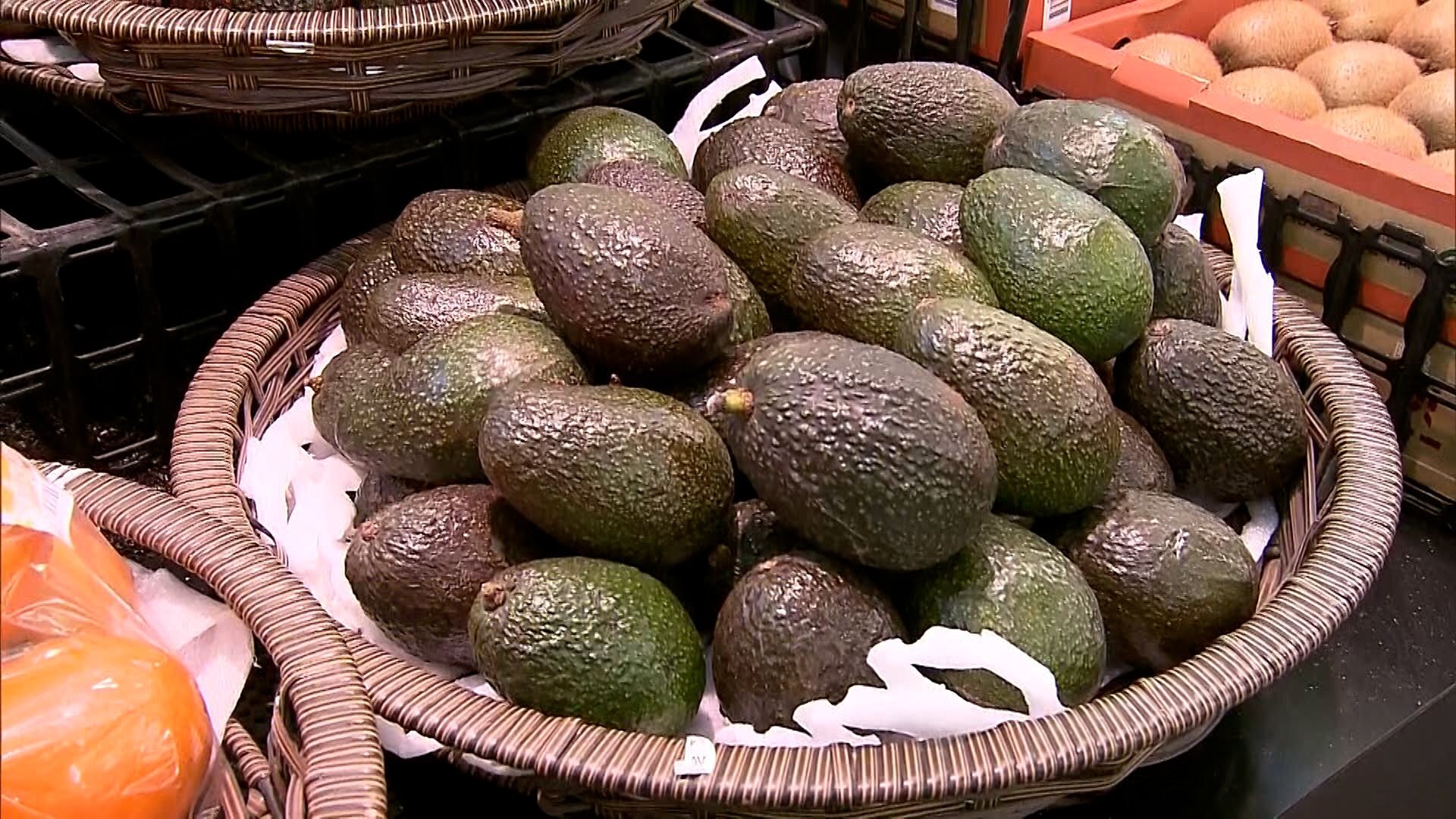 「安いわ」“森のバター”アボカドがお得 産地メキシコで豊作…卸値200円超下がり売値100円台前半 スーパー担当「3月中頃まで安い」