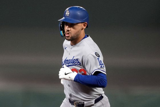 取材者ポツリポツリ、25億円男に厳しい現実も…情熱が衰えぬ理由「彼と同僚になれて」