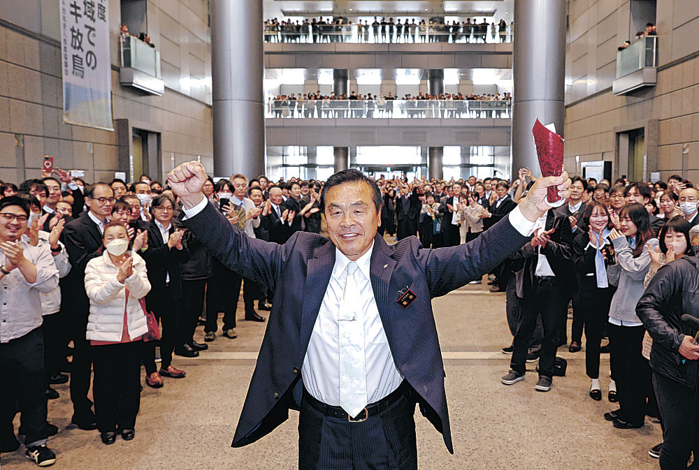 馳氏退任会見「石川のためできることを」 短歌で締める「日本海 沈む夕日に ありがとう わが白山に 日はまた昇る」