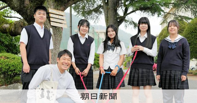 心癒やす「学校犬」、子どものよりどころに 20余りの学校で導入：朝日新聞