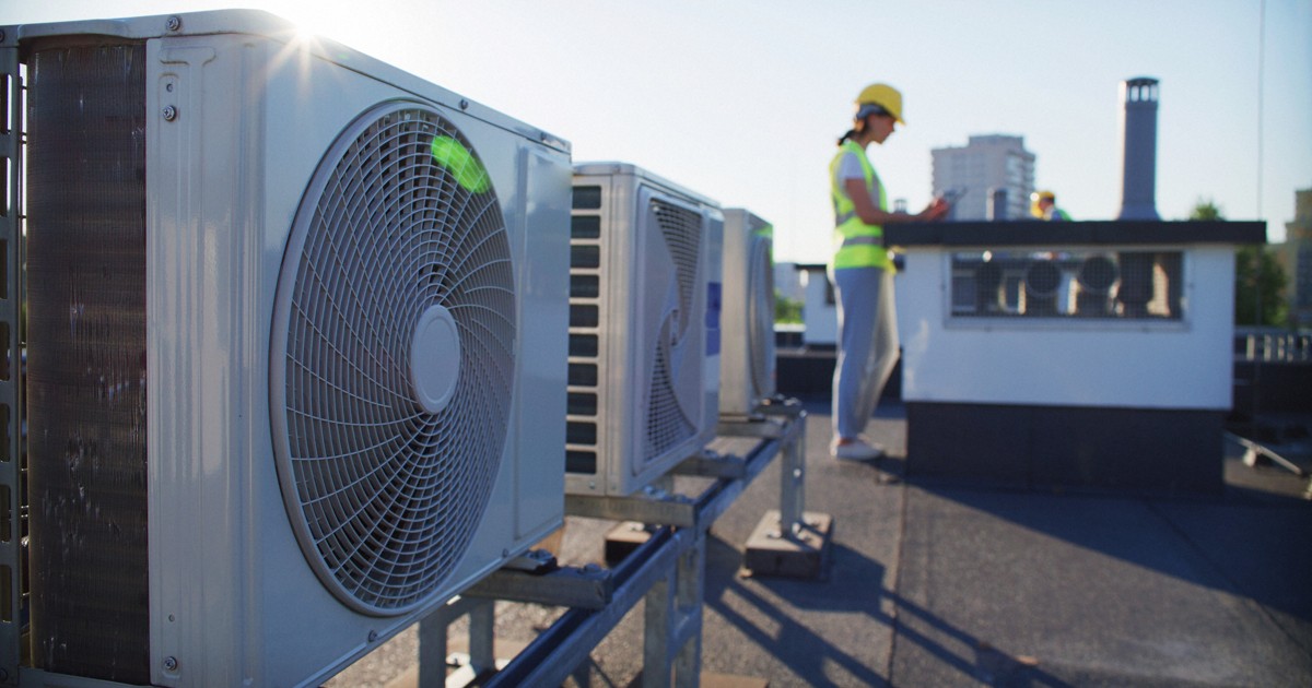 ぬれタオルはNG? 節電に役立つエアコン室外機お手入れ方法は