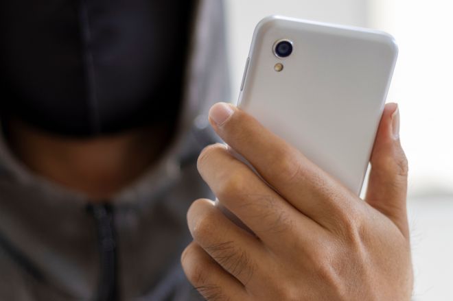 「これって盗撮？」ワンピースの女性に向けられたスマホ こんな時どうしたら…警察官のアドバイス