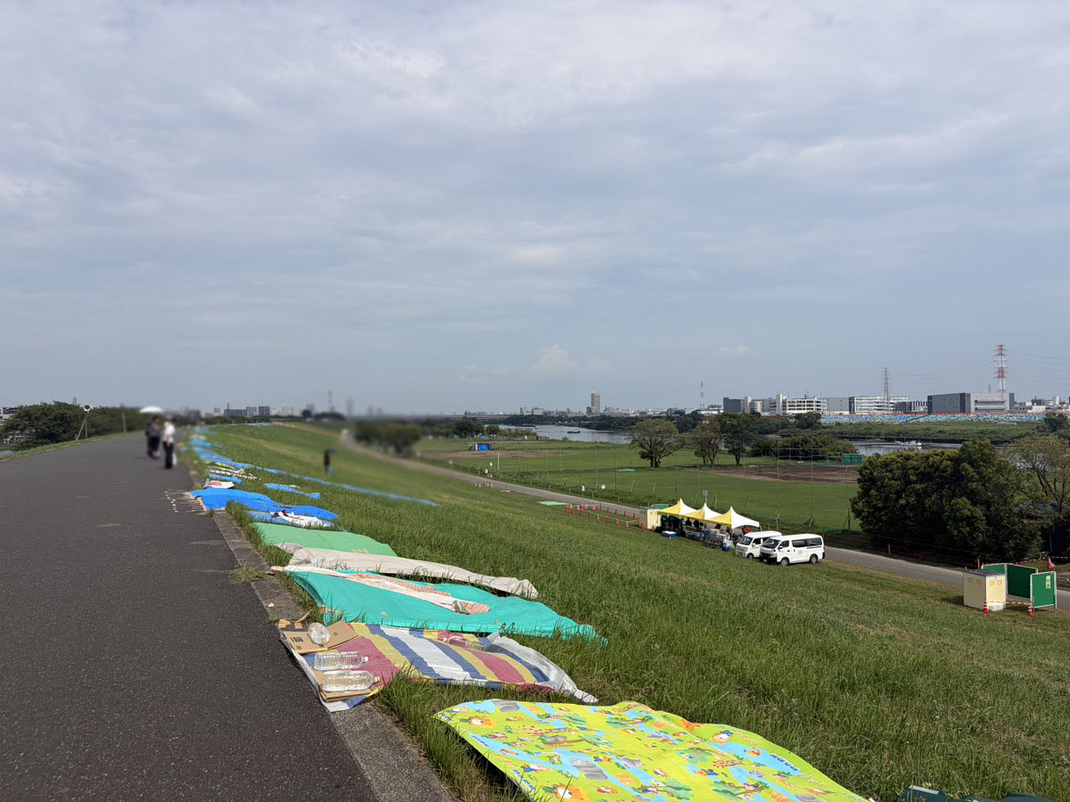 【戸田橋花火大会】14時半前、無料エリアの様子。