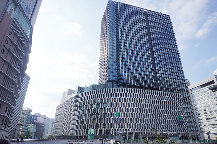 大改装した「百貨店の顔」…阪神梅田の1階、日本各地の厳選チョコが一堂に