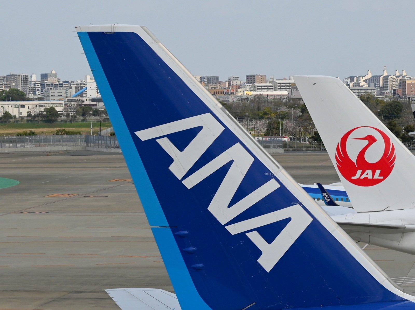 ANAは座席指定不可、JALは変動制マイルへ 苦境の国内線“値上げとサービス制限”の真相（1/2 ページ）