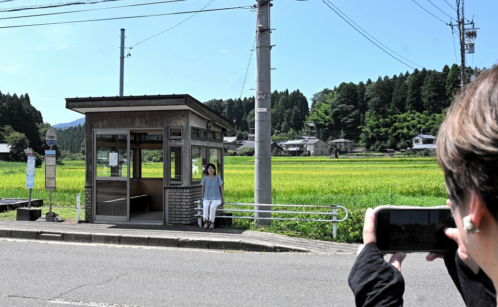 のどかな町のバス停にMrs. GREEN APPLEファン続々 新曲「夏の影」のMVロケ地？ 福井県越前町