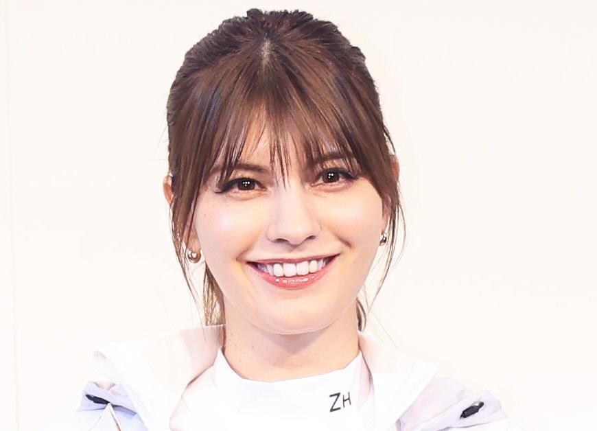 マギー 小麦肌の水着姿が大反響！「スタイル最高」「画面全てが美しい」