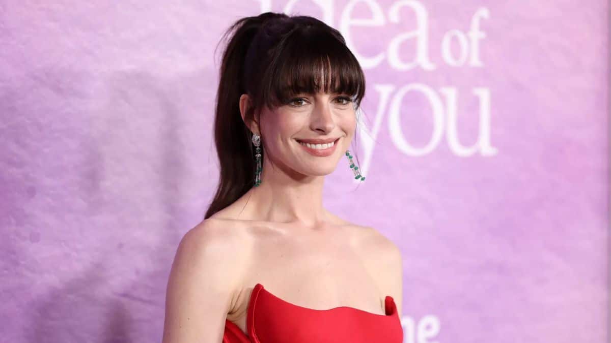 アン・ハサウェイ、第3子妊娠をサプライズ発表 ふっくらお腹に祝福殺到