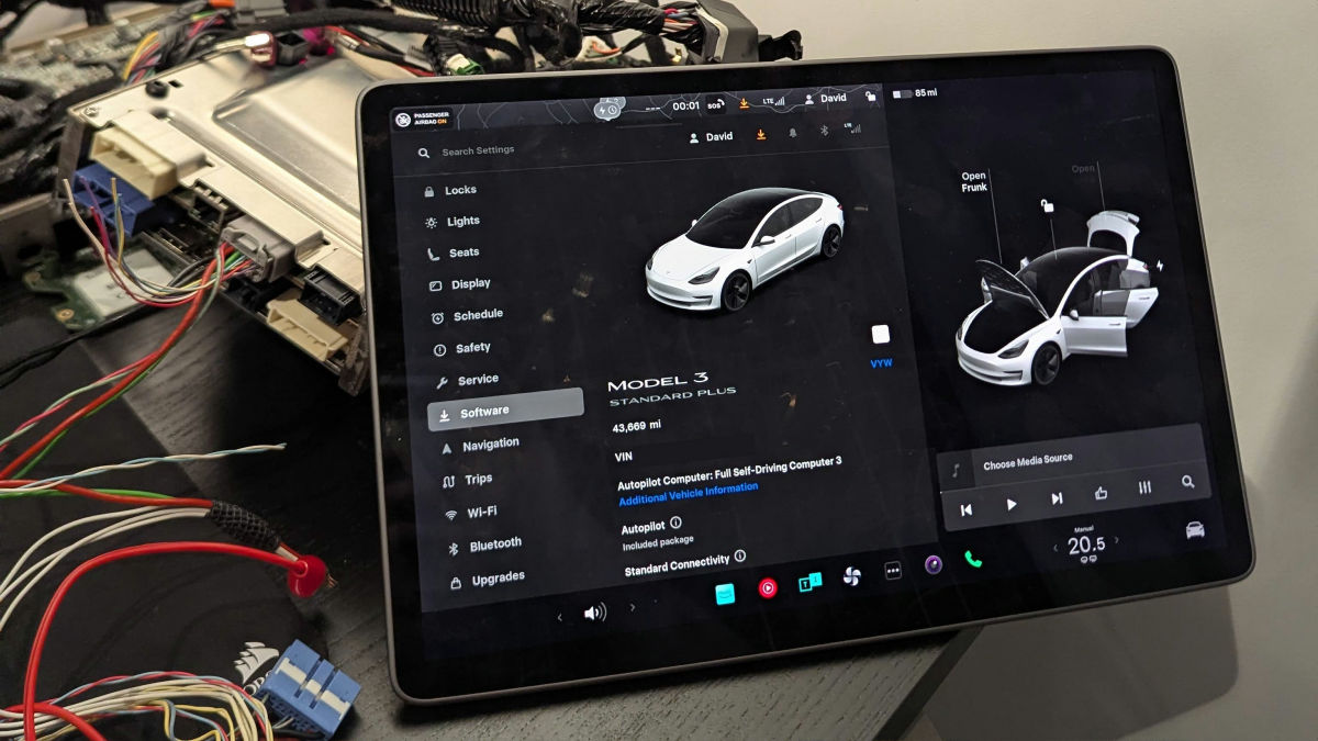 テスラ・モデル3の事故車部品を使って机の上で車載コンピューターを動作させる方法