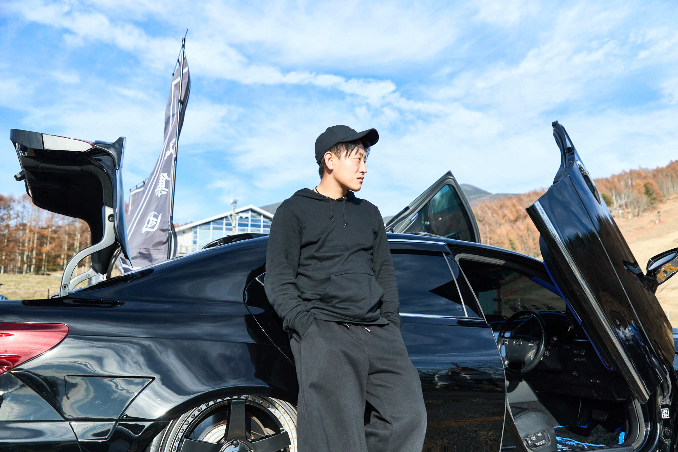 「『車の改造は普通のこと』という環境で育ってきました」…令和に“シャコタン高級車”のチームを結成した男性が明かす“活動”に対するヤバすぎる熱意（文春オンライン）