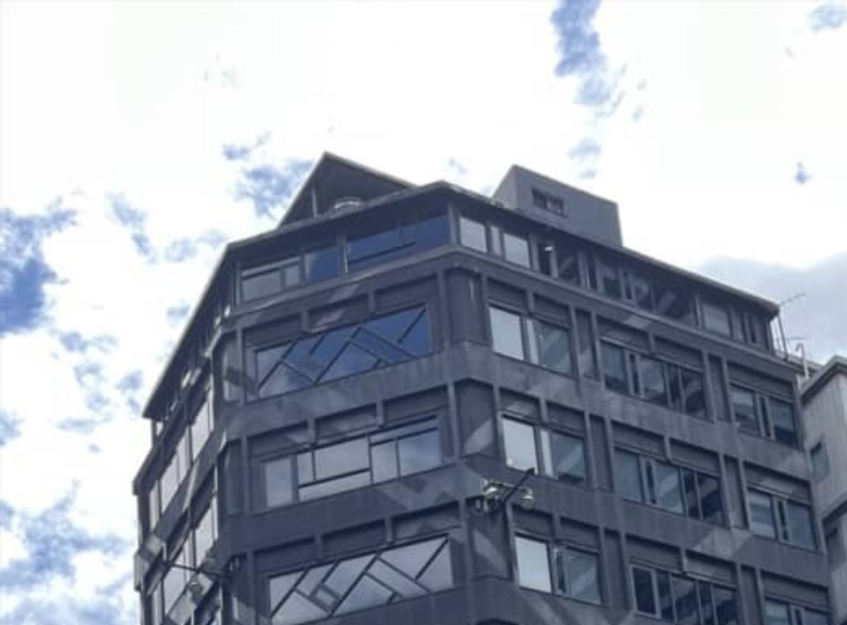海外の街で見つけた“ポケモンすぎる光景”が200万表示 「逆に何の建物なんだよ」「バトルしないと上に行けない」