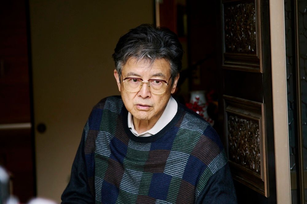 三浦友和「安心して現場にいられました」 松村北斗&今田美桜W主演の映画『白鳥とコウモリ』 キャスト陣の場面写真が公開