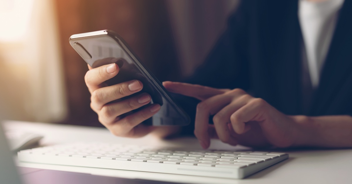 「22時のメール連絡」が常態化？ いつまでも働ける「無限労働日」の代償