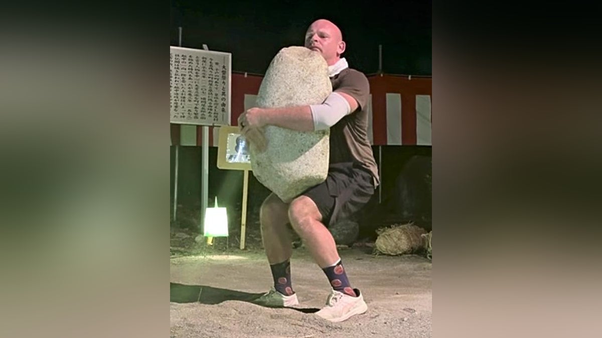 「このクレイジーなイベントは一体何なんだ」…富山の奇祭に外国人が初参戦、巨石は「想像以上にヘビー」