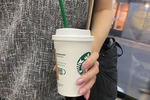 「スタバが凶器に…」満員電車にドリンク持ち込む女性にひんしゅくの声 SNSではぶちまけ被害経験が続出