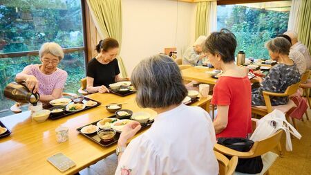 平均年齢86歳「夕食だけ一緒」の超快適シニアライフ…老人ホームとも違う、食事でつながる《ゆるい共同生活》の醍醐味（東洋経済オンライン）