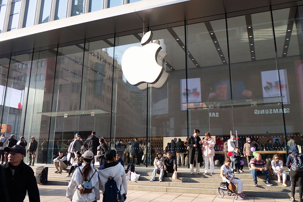 【iPhone 17 正直レビュー】「Pro」を買う必要なし？バッテリー持続時間からスピードまで。英エディターか2週間検証