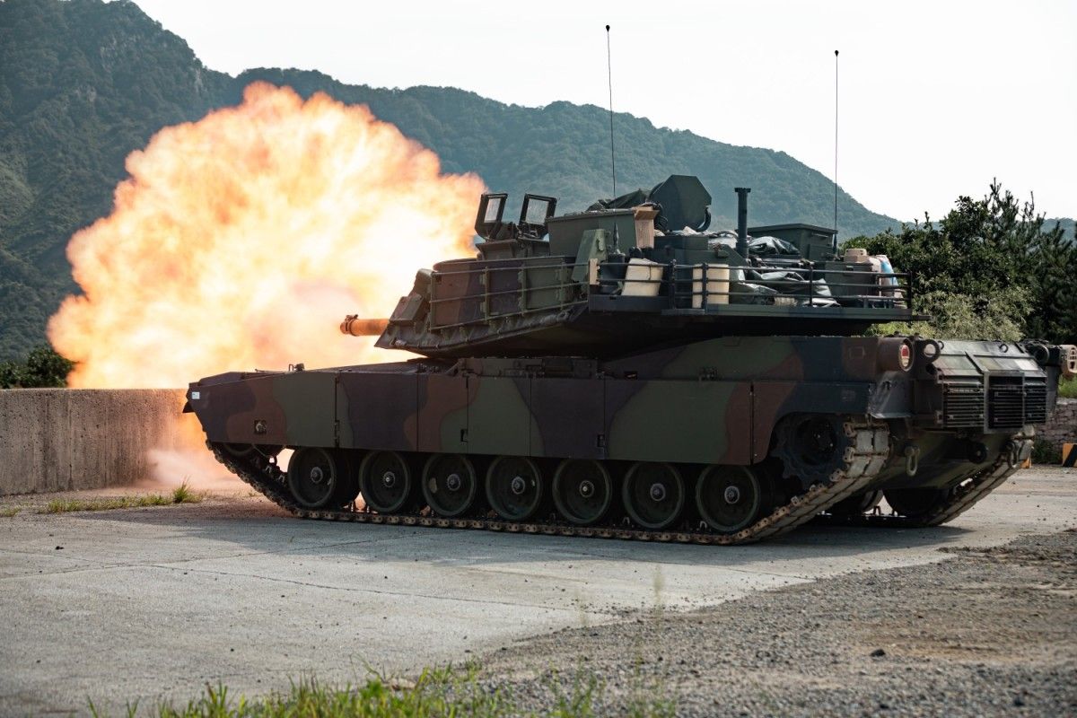 北朝鮮の最新兵器にごまかしの数々、金正恩の高い要求に応えられず偽装か 戦車の命とも言える砲身踏みつける金正恩、兵士の士気も低下は必至(1/3)