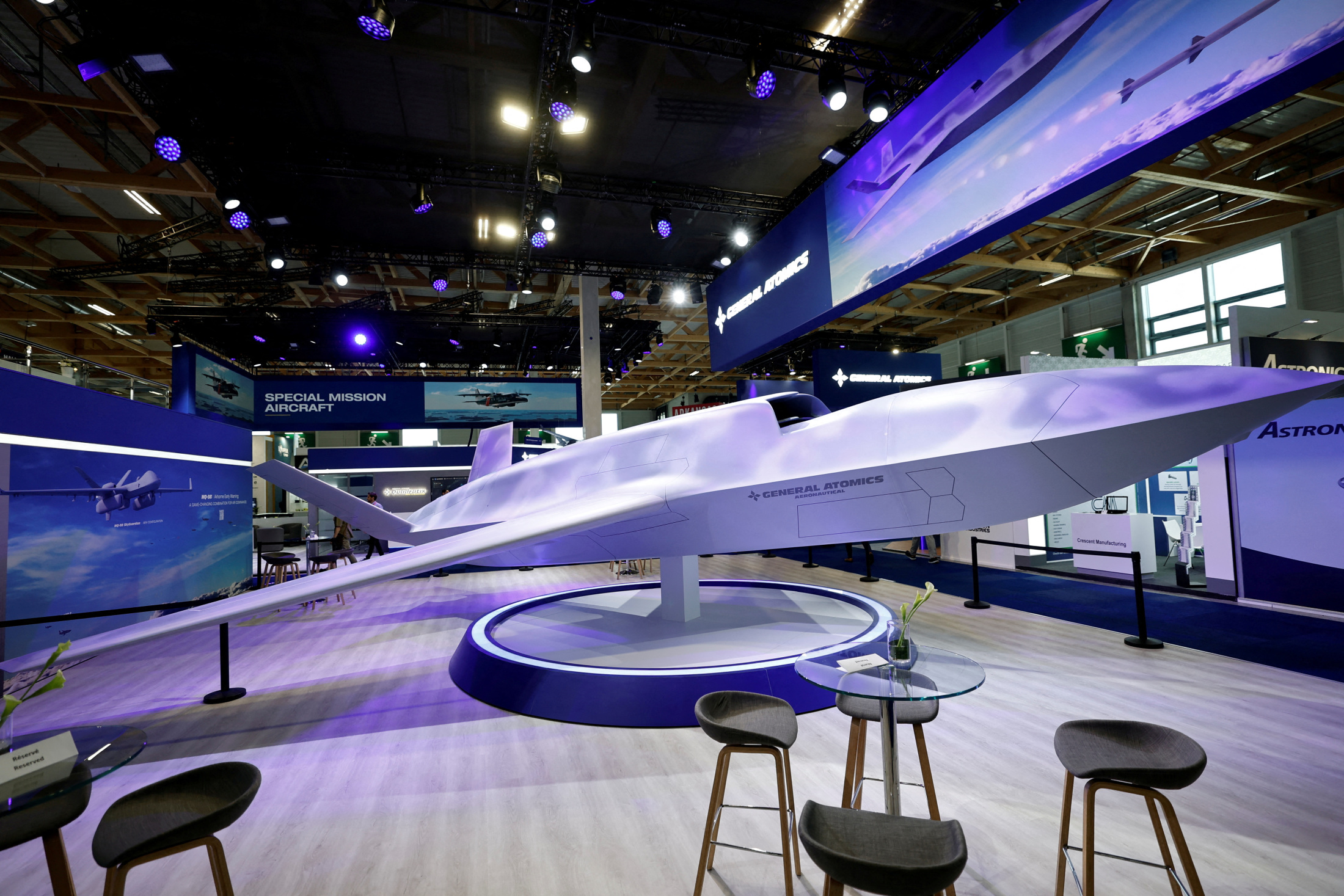 パリ航空ショーで相次ぐ「ウィングマン型ドローン」展示、有人軍用機随伴で協同作戦（ロイター）
