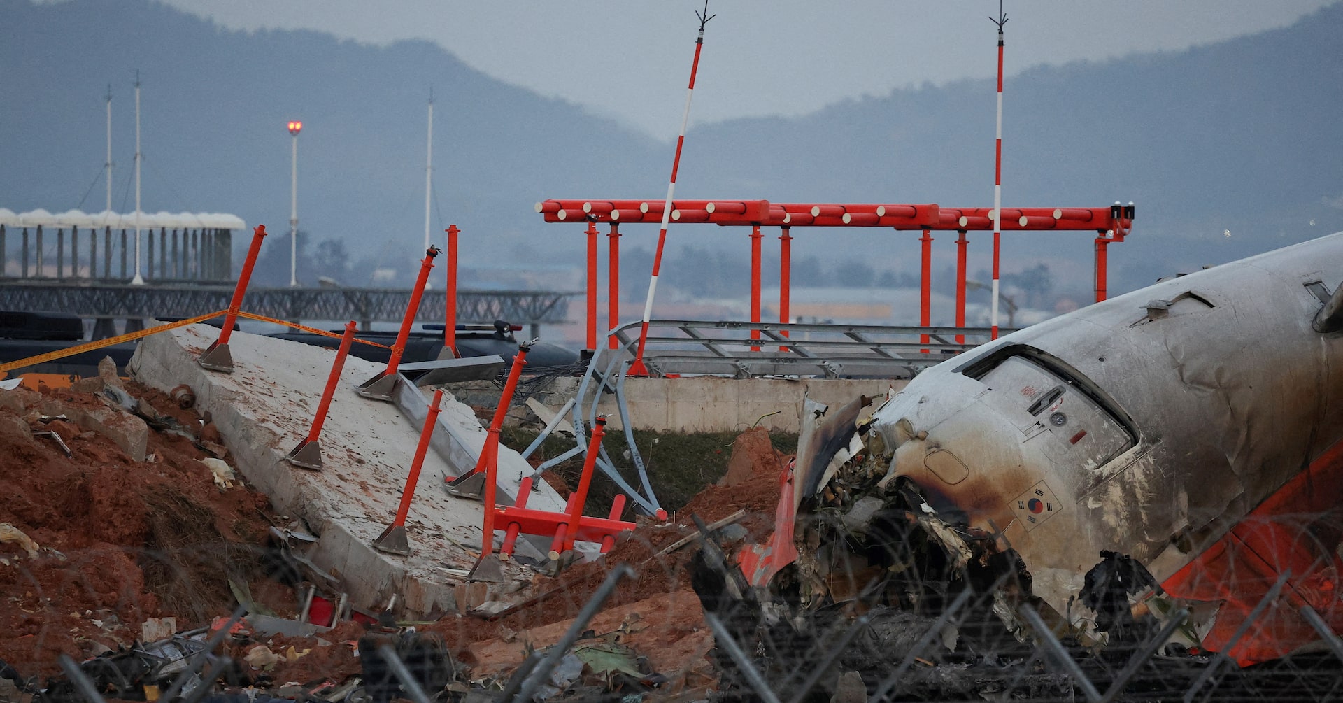 韓国機事故、鳥衝突後も飛行可能だった可能性 調査当局が報告書