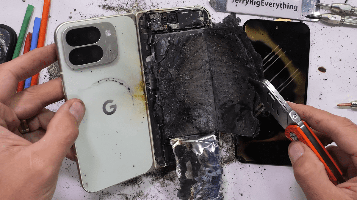 Pixel 10 Pro FoldがYouTuberの耐久性テストで爆発寸前に、「10年やってきて初」というレアケース