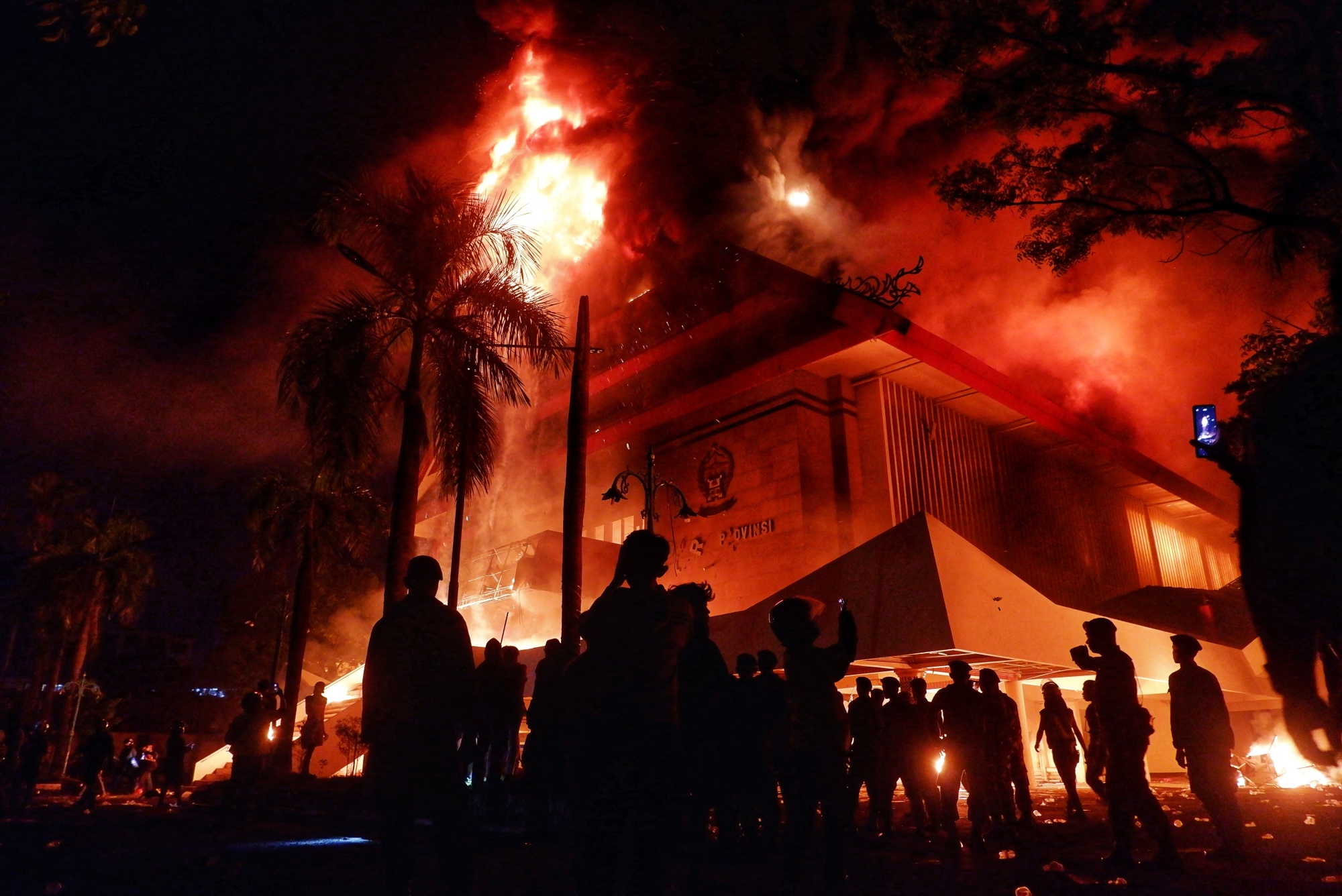 インドネシア抗議デモ、主要都市で激化－少なくとも３人死亡