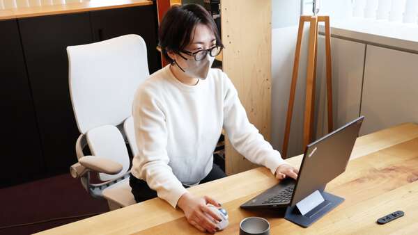 狭い部屋をハックせよ。3万円台で「仕事×ソファ」を統合するワークチェア「YPS-S800」が凄かった|au Webポータル