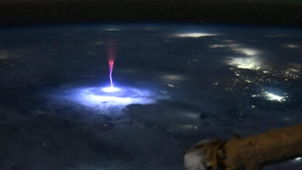 メキシコ上空の【謎の発光現象】を宇宙飛行士がISSから激写！30年以上解明されない「スプライト」とは（スペースチャンネル）