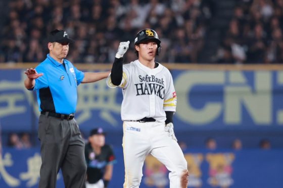 井上朋也が同点打にこぼした本音「きつかった」 祝福のベンチ…近藤健介の"愛あるイジり"