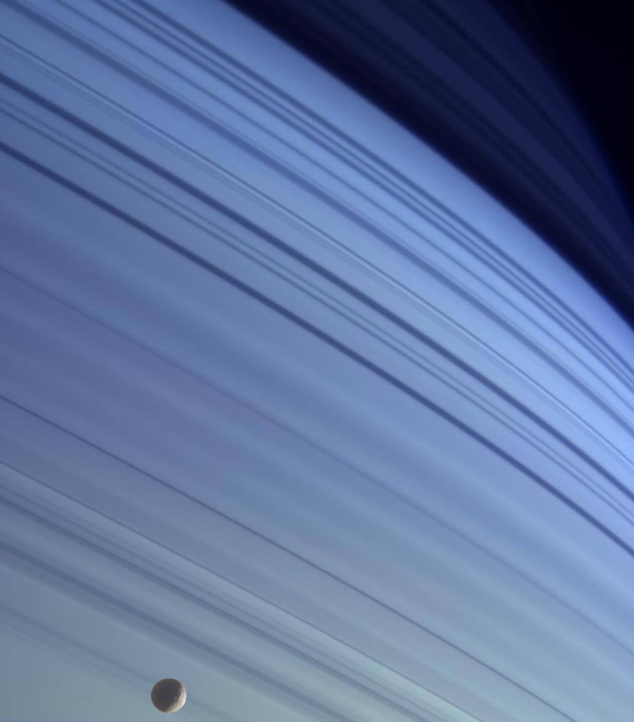 青い土星と衛星ミマス 環が落とす幻想的な影