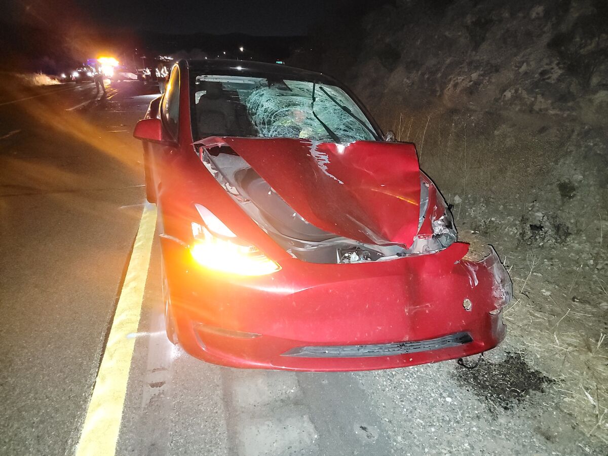 テスラ車の死亡事故、完全自動運転の限界を露呈－衝突映像が物語る