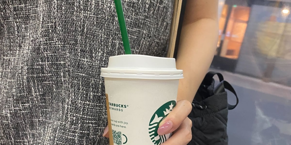 「スタバが凶器に…」満員電車にドリンク持ち込む女性にひんしゅくの声 SNSではぶちまけ被害経験が続出