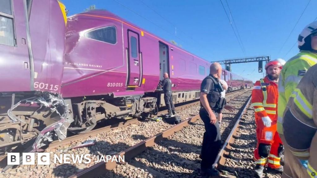 イングランド中部で旅客列車同士が衝突 運転士1人死亡、89人負傷