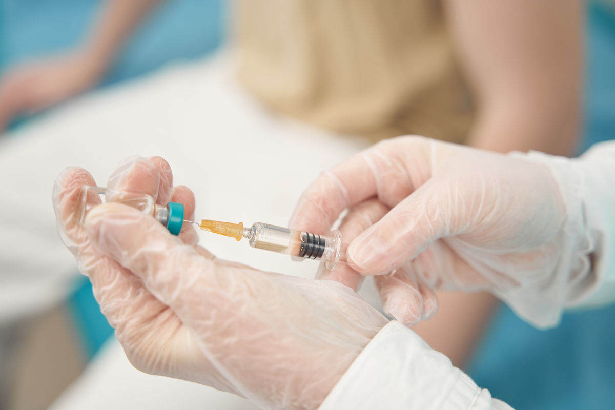 人間に菌を意図的に感染させた実験でこれまで考えられていた薬剤投与量の「常識」が変わる発見が成し遂げられる