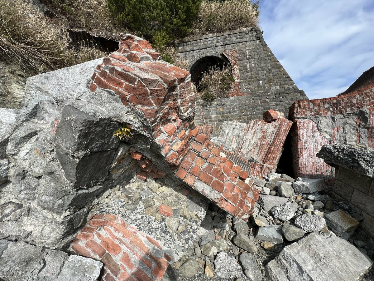 かつて東海道本線だった場所の「現在の姿」 自然にのみ込まれた風景に「これはすごい」「迫力がありますね」 Xで話題の東海道線だった場所を紹介