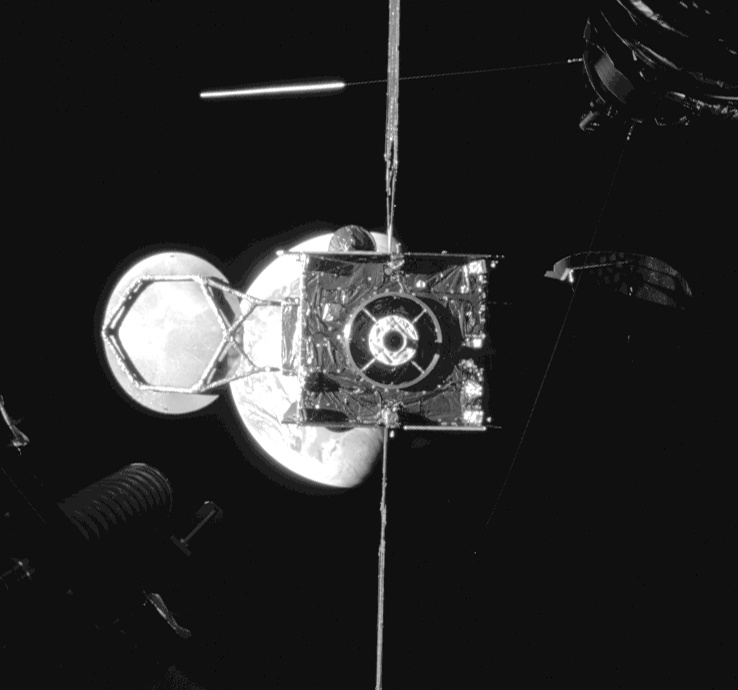 遠ざかる通信衛星 寿命延長サービスを終えた宇宙機が撮影した“ほろ苦い別れ”の瞬間