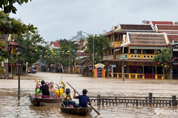 ホイアン旧市街でまた冠水、住民は避難・観光客は「水上散策」 [社会]