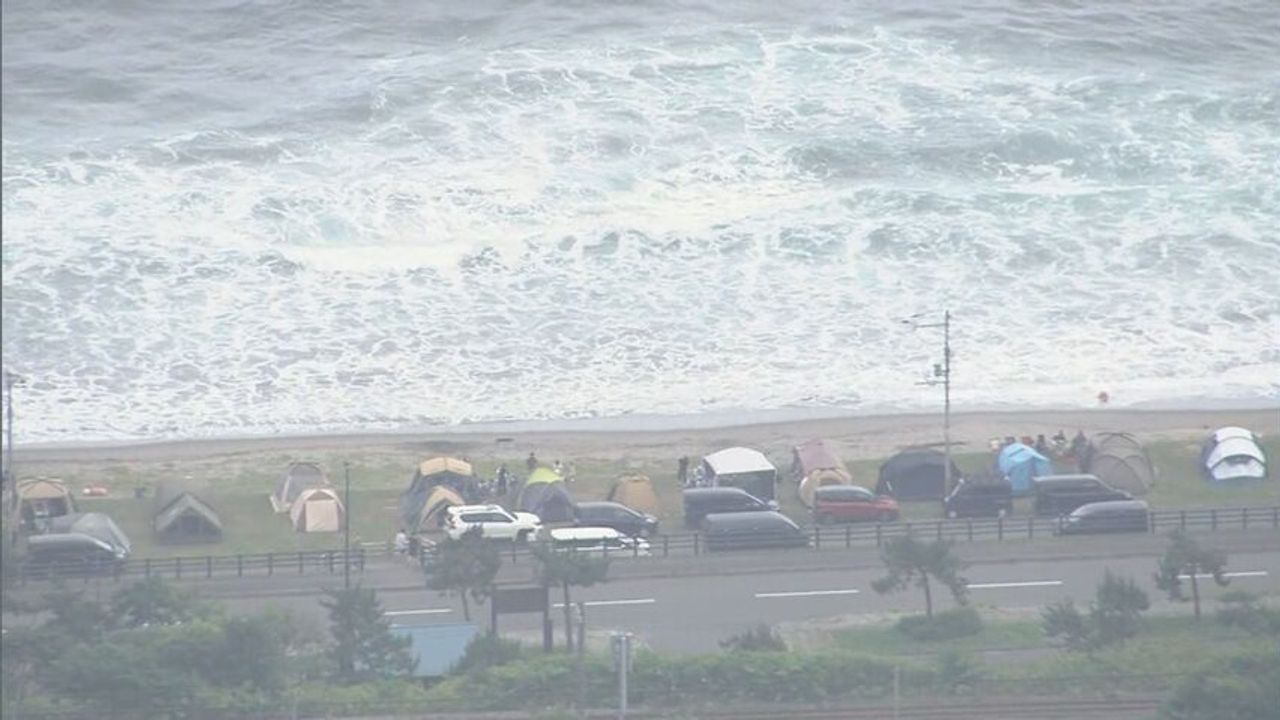 海に流された子2人助けに 父死亡