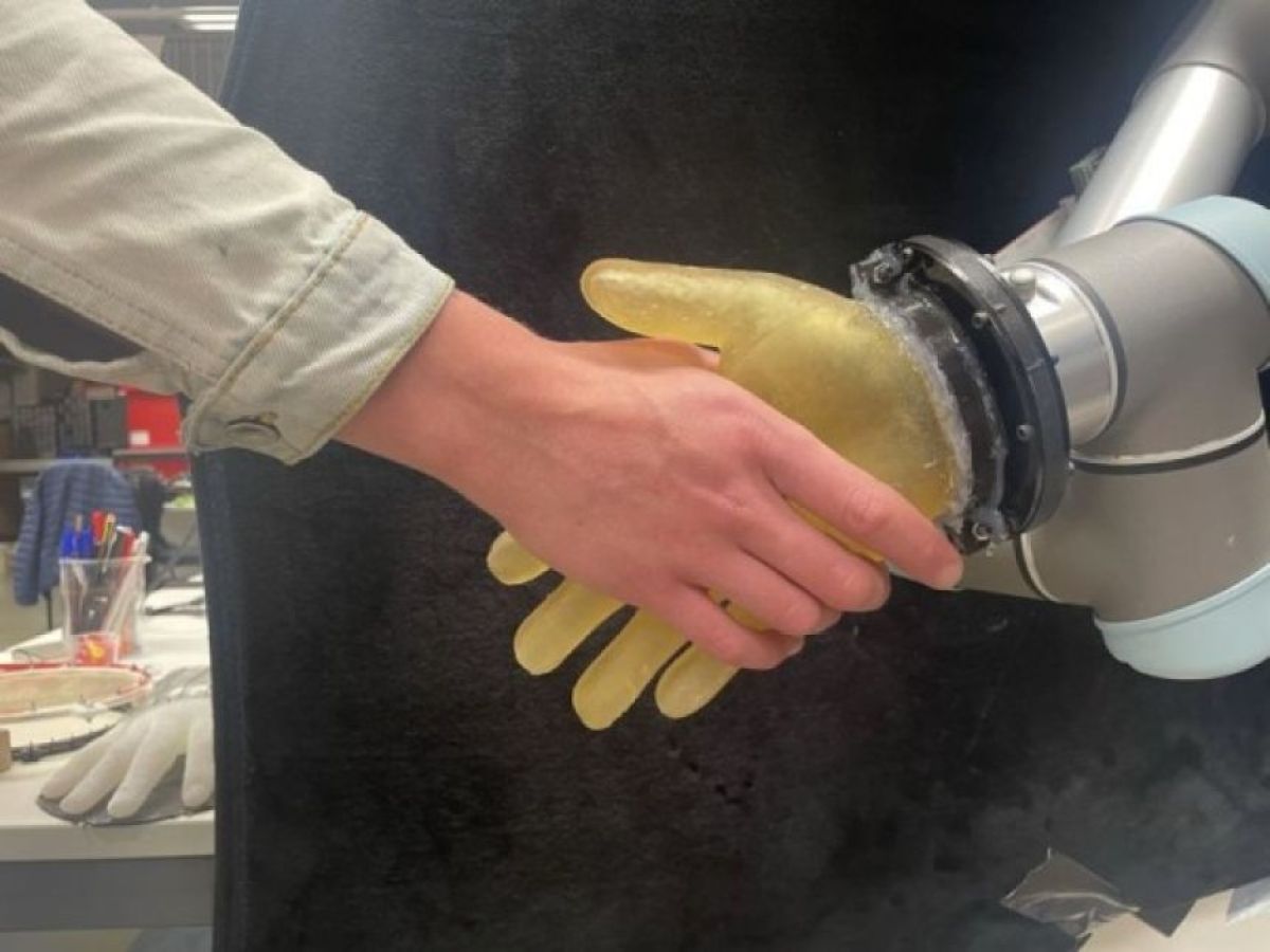 ロボットの手に人の感触。これまでで最も人間に近い合成皮膚を開発
