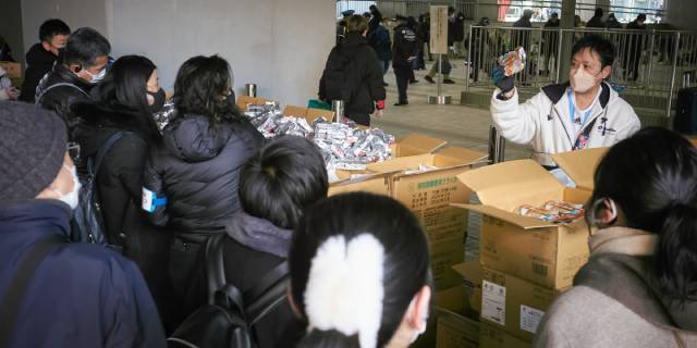 都庁前の食品配布に900人超、「1日1食」で耐える困窮者も…“物価高”深刻な状況続く中、年末年始「炊き出し」各地で実施（弁護士JPニュース）