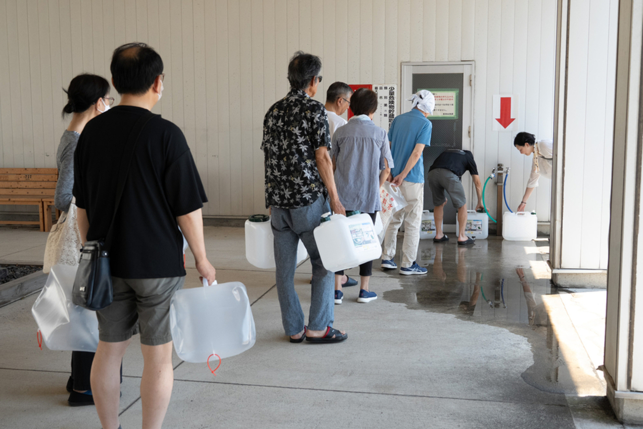 生活用水求め上越市民続々 節水対策の給水スポット計18か所に増設 水位確認に正善寺ダム訪れる人も
