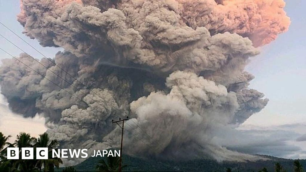 インドネシアで火山噴火 最高レベルの警戒を当局が呼びかけ