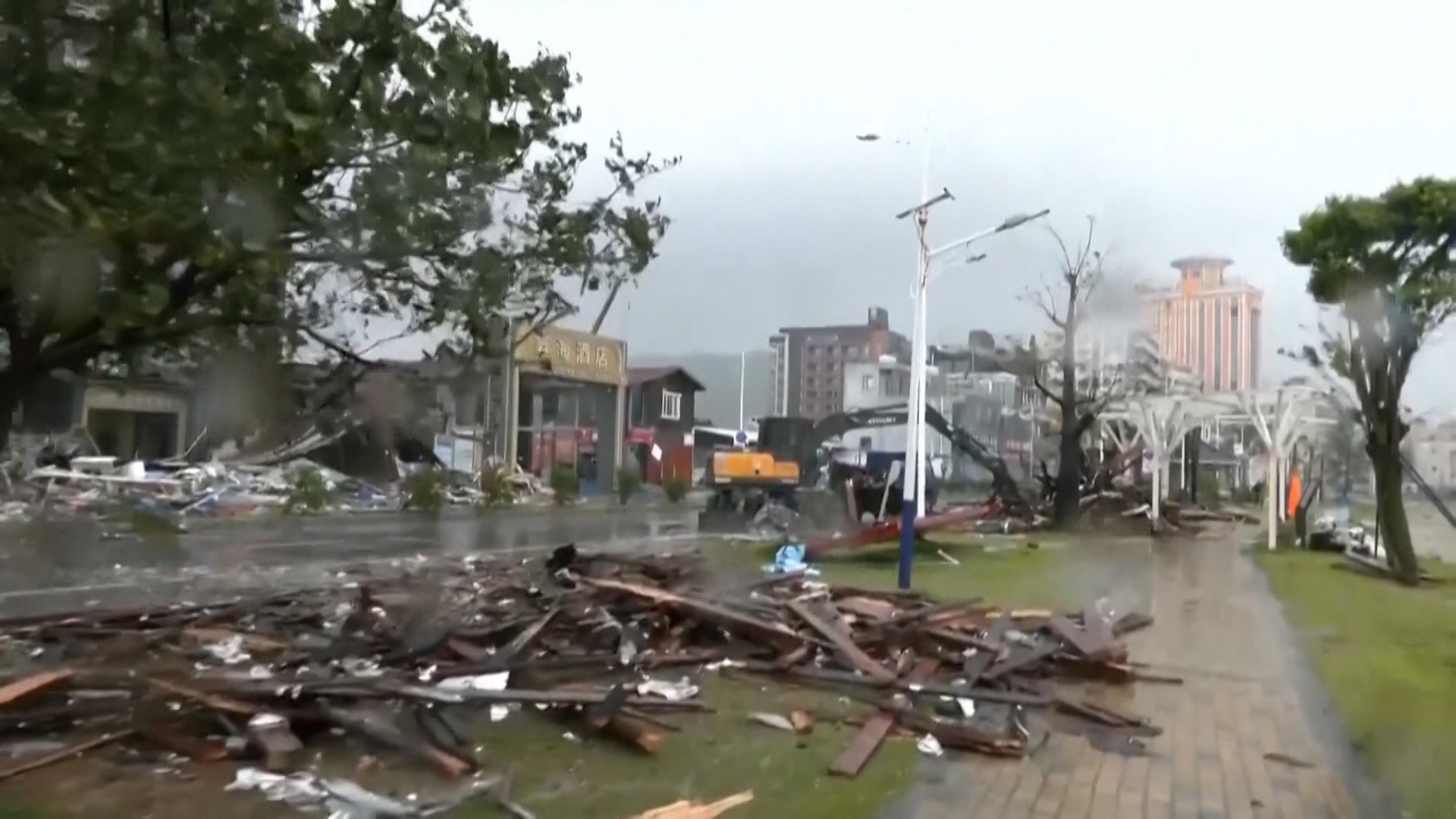 中国で今月3個目の台風上陸 車が流される様子も…広東省で洪水発生 約90万人避難 10万世帯超が停電