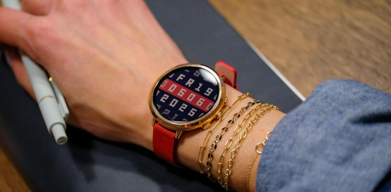 復活のスマートウォッチ｢Pebble｣新作、電子ペーパーディスプレイが今どきかわいい